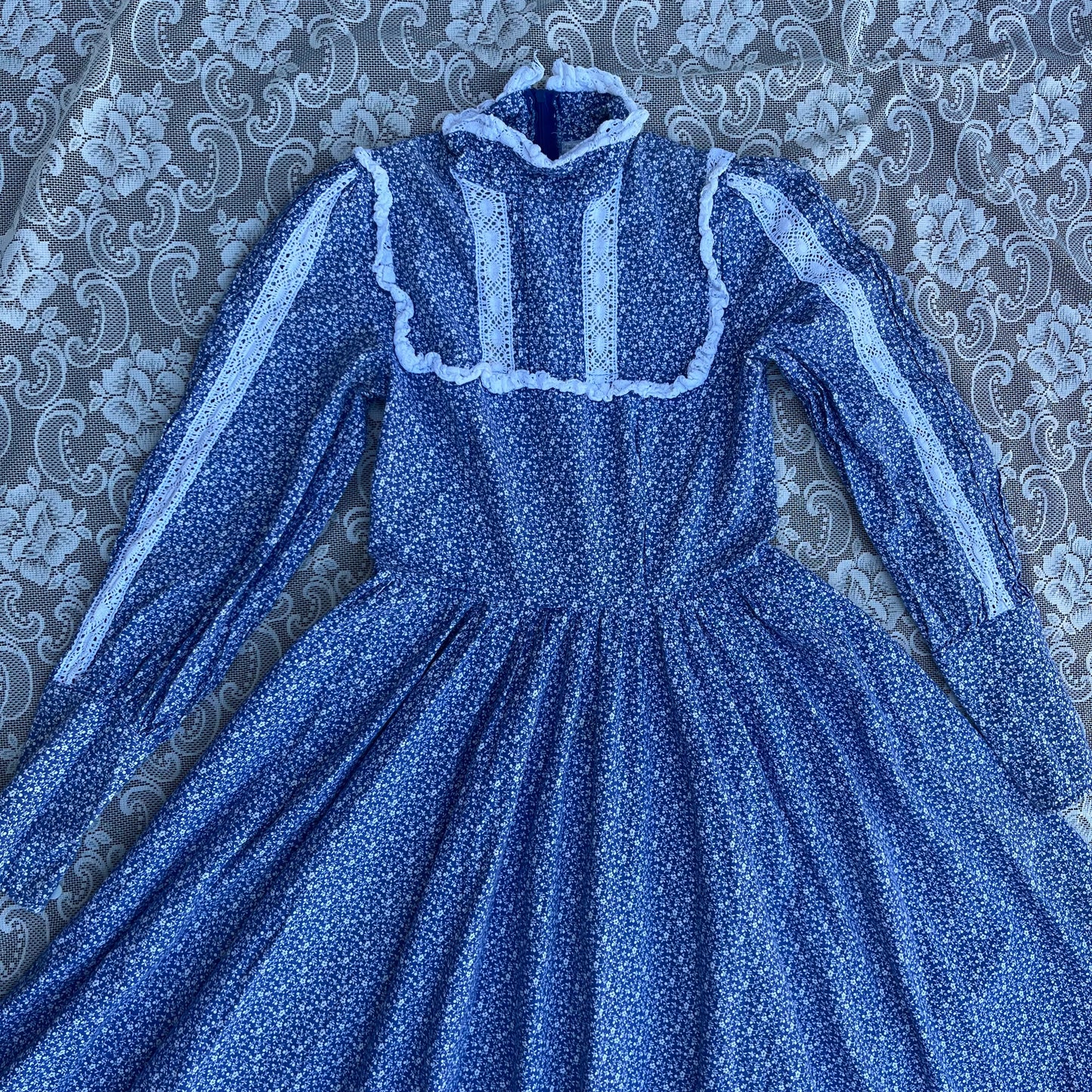 70S AUTHENTIC LAURA ASHLEY BLUE FLORAL N LACE PRAIRIE DRESS