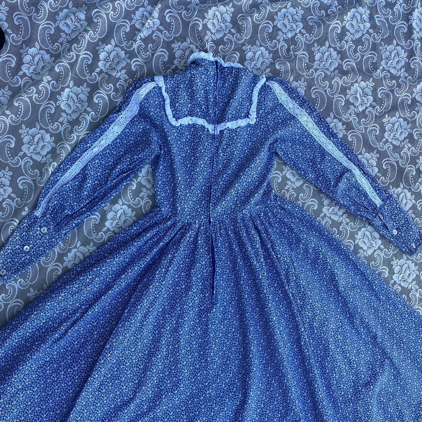 70S AUTHENTIC LAURA ASHLEY BLUE FLORAL N LACE PRAIRIE DRESS